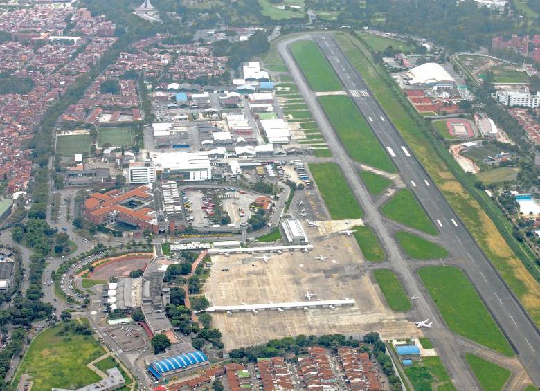 El aeropuerto Olaya Herrera está en el ojo del huracán por un contrato con el que busca encontrar a donde trasladarse. FOTO jUAN aNTONIO Sánchez