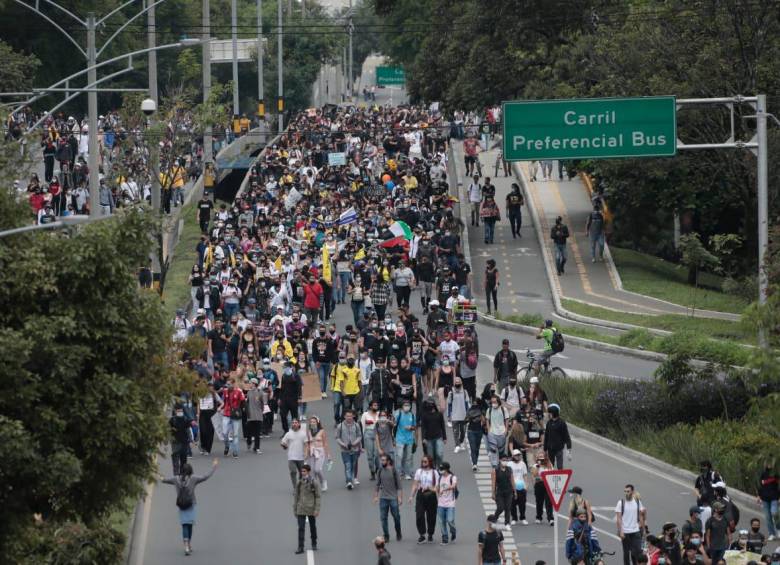 Algunas calles de Medellín volvieron a verse colmadas ayer por manifestantes que protestaron en contra del Gobierno, a pesar de que ya se retiró la reforma tributaria. FOTO Carlos Velásquez