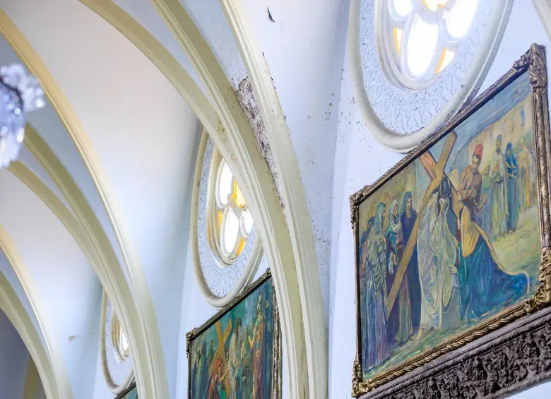 Las humedades se dan sobre todo en la zona central de la imponente iglesia. FOTO: Camilo Suárez.