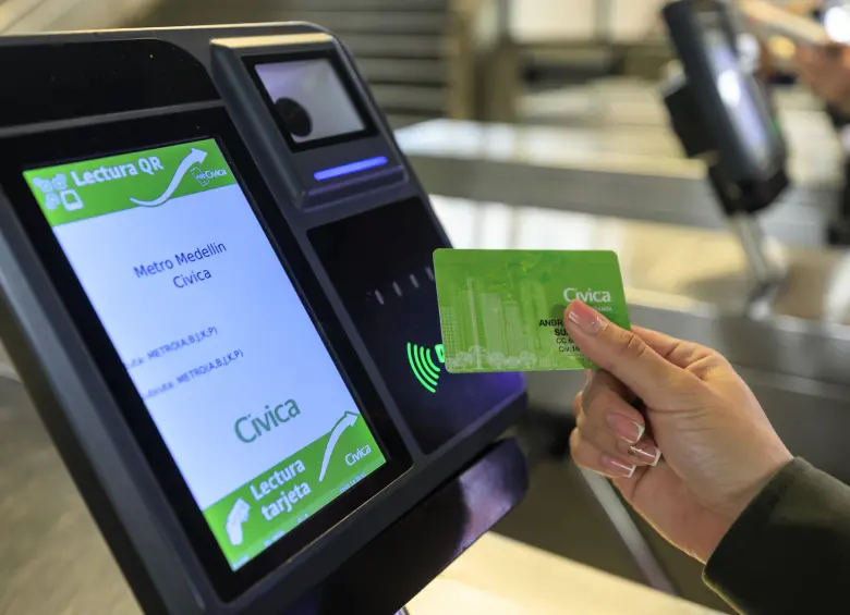 Quienes adquirieron la tarjeta Cívica entre 2007 y 2014 deberán hacer la renovación correspondiente. Este proceso no tiene costo alguno para los usuarios. FOTO: CAMILO SUÁREZ