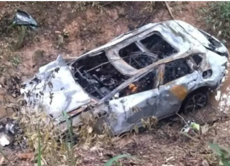 El automóvil en el que viajaban se salió de la vía, cayó a un abismo y quedó incinerado. 