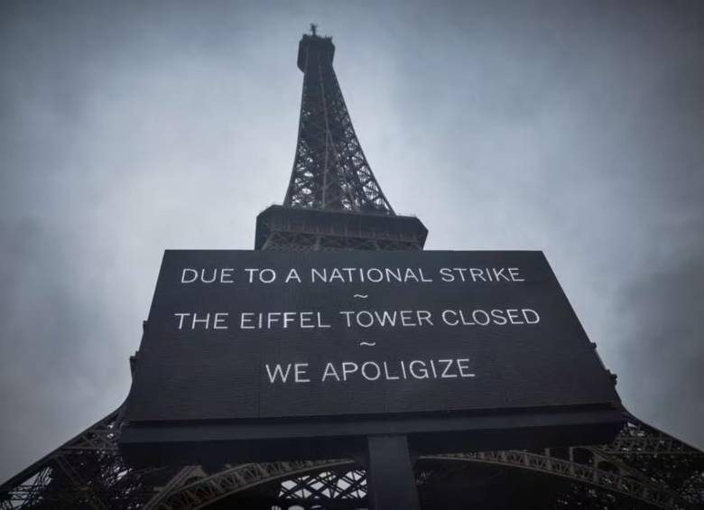 Miles de turistas han perdido la ida hasta la torre Eiffel desde este lunes 19 de febrero, al llegar y encontrar el lugar emblemático, cerrado y con este letrero. FOTO: AFP