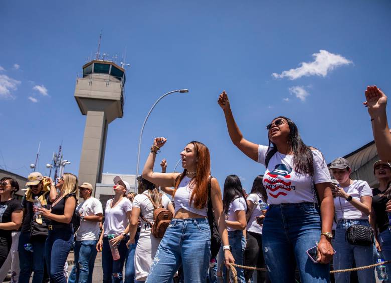 Empleados de Viva Air se tomaron el acceso vehicular del aeropuerto para protestar. FOTO carlos velásquez 