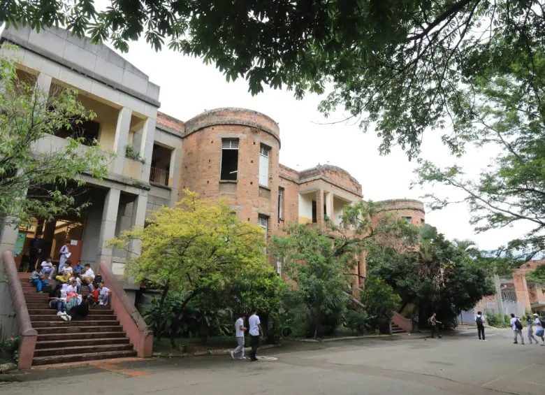Fachada actual de la Institución Educativa Francisco Luis Hernández, más conocida como el Colegio de Ciegos y Sordos de Medellín. FOTO Esneyder Gutiérrez.