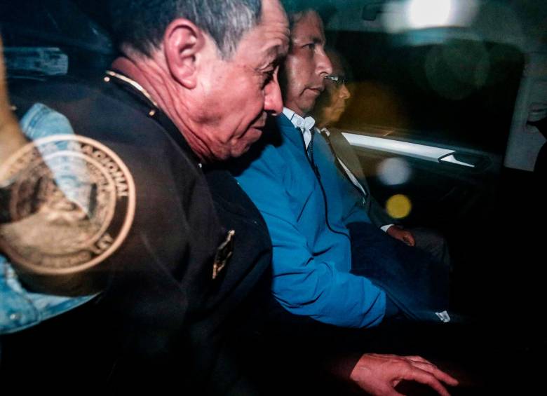El presidente peruano, Pedro Castillo, fue arrestado el pasado 7 de diciembre después de intentar disolver el Congreso de su país, hecho por el que terminó destituido el mismo día. FOTO EFE