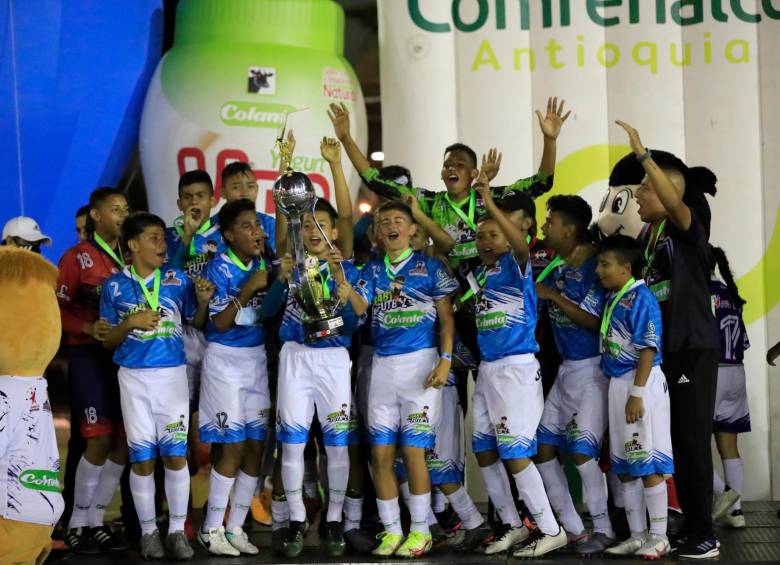 Fátima y Nueva Dely festejaron el título del Baby fútbol