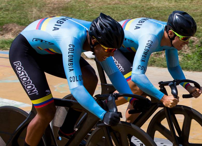 Kevin Quintero (adelante) defenderá el título de campeón mundial. En 2022, en Francia, también fue bronce. Santiago Ramírez, por su parte, también ha dejado huella internacional en la pista. FOTO JULIO HERRERA