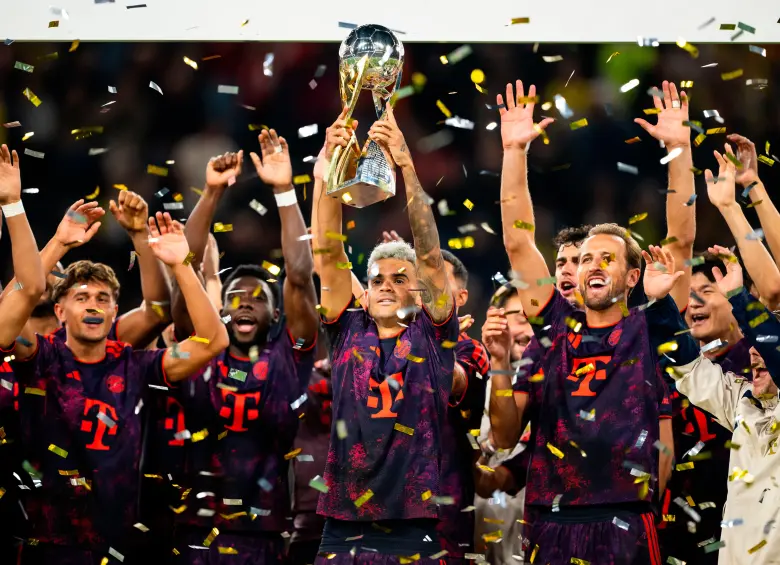 Luis Díaz celebra el título de la Supercopa de Alemania conseguido ante el Borussia Dortmund. FOTO GETTY 