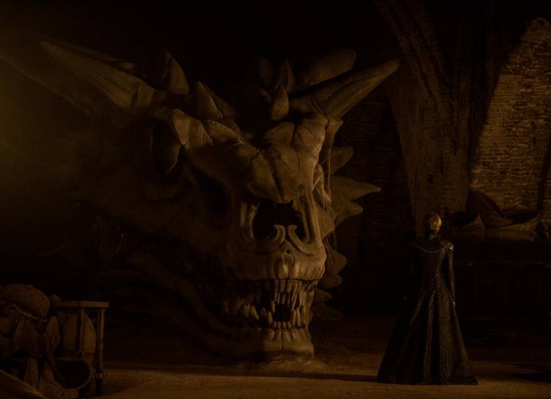 Cersei ensayaba con la cabeza de Balerion qué armas podrían hacerle daño a los dragones FOTO: CORTESÍA HBO