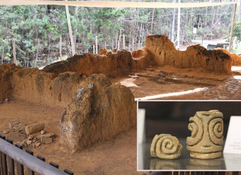 Adelante, algunos de los elementos arqueológicos encontrados en el Arví. Atrás, algunas de las estructuras que dan cuenta como era vivir en el territorio en la antigüedad. FOTO: Cortesía