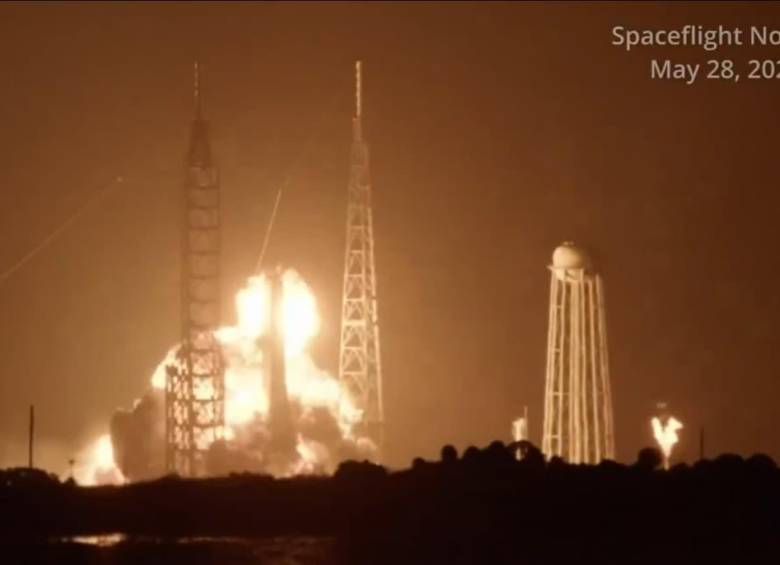 Un cohete de la empresa aeroespacial de Bezos explotó tras una “anomalía” durante una prueba en tierra en Florida, Estados Unidos. FOTO: Captura de video 