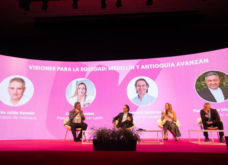 La conversación inicial puso sobre la mesa la visión de los líderes locales frente a los retos pendientes en equidad de género. FOTO: EL COLOMBIANO. 