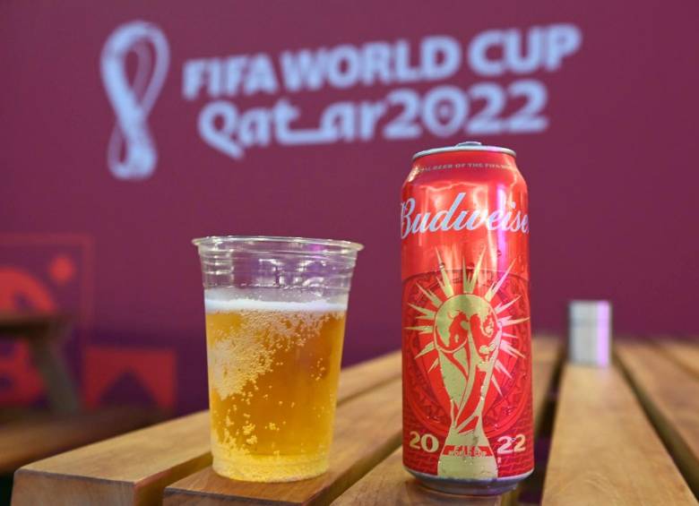 Además de prohibir el consumo de alcohol, en Qatar también se exigirá vestir de forma “adecuada” llevando cubiertos hombros y rodillas en los partidos. FOTO: EFE