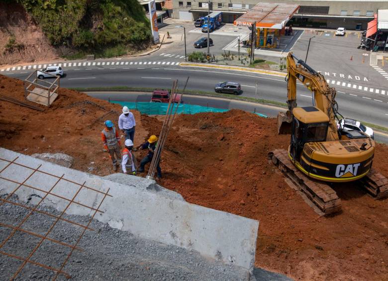 El talud, es decir, el corte hecho a la montaña, se ha precipitado varias veces, lo que ha perjudicado el flujo vehicular en la zona. Está ubicado en el sector de Cocorolló. FOTO: EDWIN BUSTAMANTE