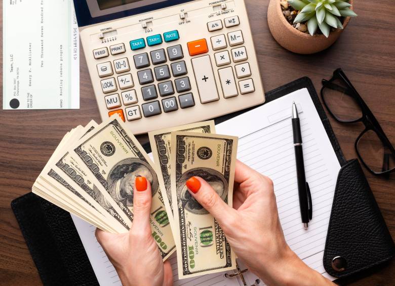 Expertos recomiendan aprovechar el dólar barato para decisiones financieras planificadas y no como una oportunidad para especular. FOTO: Magnific