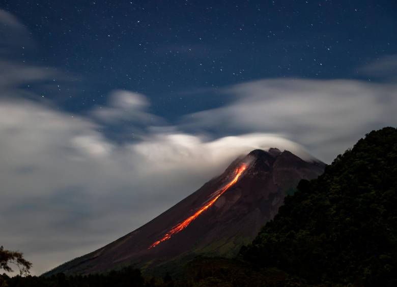 Hoy 25 de mayo el monte Merapi se ve cubierto de nubes y se observa como la lava baja por las pendientes. Foto: Getty