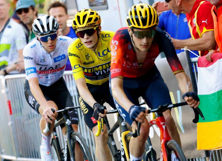 Carlos Rodríguez, Jonas Vingegaard y Tajed Pogacar, los tres primeros de la clasificación general. Restan 6 etapas para el final del Tour. FOTO Getty