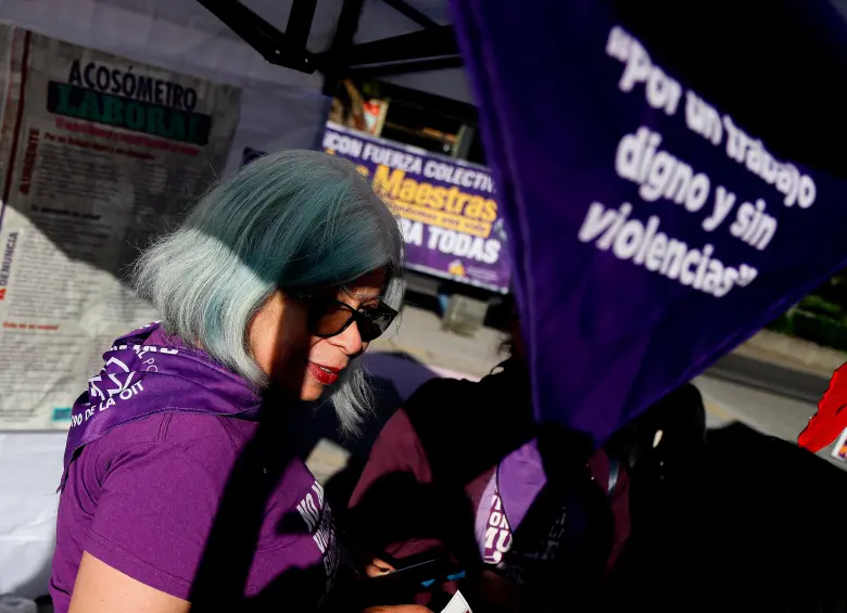 Mujeres en Colombia reportan un aumento del acoso telefónico mediante llamadas y mensajes no solicitados, según un estudio reciente de Truecaller. FOTO Colprensa