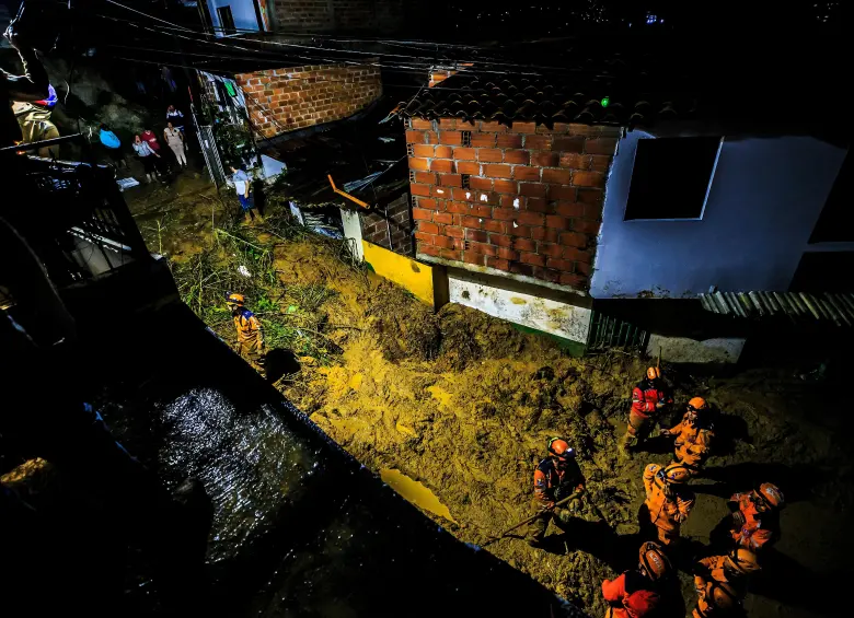 A las 6:45 p.m. ocurrió el desastre en el sector El Hoyo. Las víctimas serían de dos familias. FOTO: CAMILO SUÁREZ