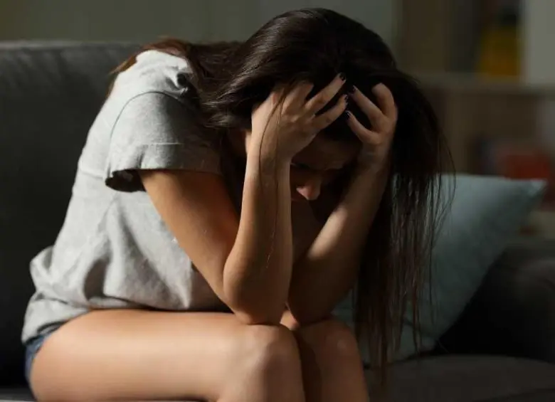 Pensamientos suicidas, agresividad y baja autoestima, entre los problemas de empezar a usar celular antes de los 13 años: estudio