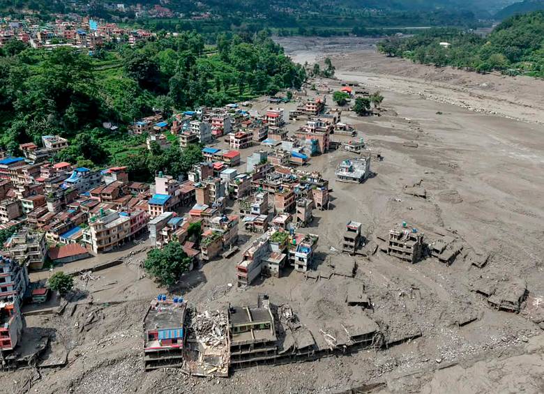 Las inundaciones provocaron el desbordamiento de un río en el distrito de Rasuwa, Nepal, cerca de la frontera con China. Foto: AFP