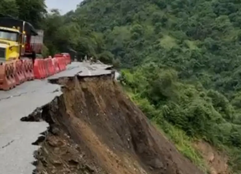 Uno de los tramos más complejos se da en el sector de La Sinifaná en el suroeste. FOTO: Cortesía Denuncias Antioquia.