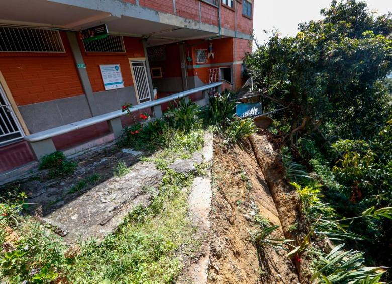 Este es el deslizamiento que tiene en riesgo al colegio Stella Vélez Londoño. Foto: Manuel Saldarriaga.