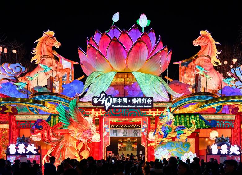 Así lucen las decoraciones alusivas al caballo de fuego en China. FOTO Getty