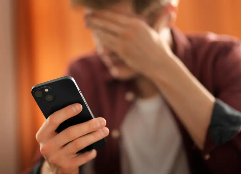 Según ESET, señales como el consumo excesivo de batería, acciones no solicitadas en el teléfono y picos inusuales de datos pueden indicar que un dispositivo móvil fue comprometido por ciberdelincuentes. FOTO: Freepick