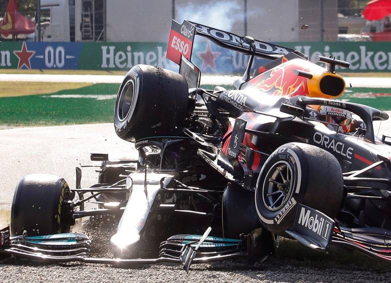 Accidente entre Lewis Hamilton y Max Verstappen en el Gran Premio de Italia. FOTO EFE