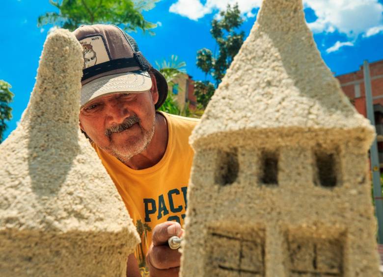 Artista que viaja por el mundo construyendo castillos de arena aterrizó en Parques del Río y pide que no lo saquen