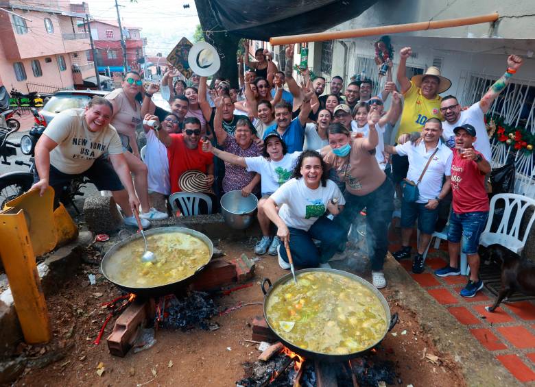 En fogones improvisados y con ingredientes frescos, las familia Herrera de Manrique, mantuvieron viva una de las tradiciones más queridas de la región. Foto: Manuel Saldarriaga