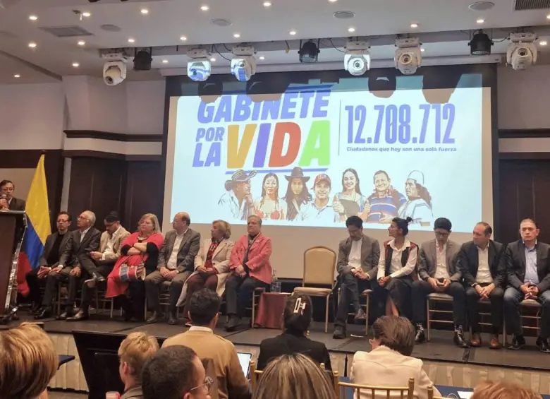 El expresidente Gustavo Petro lideró la presentación del “gabinete” que supuestamente hará oposición a De la Espriella. Foto: Redes sociales.
