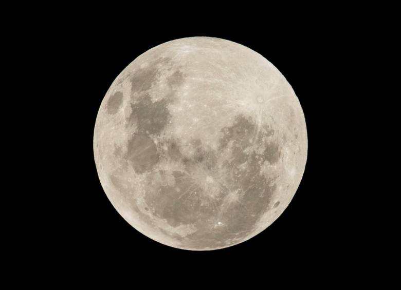 El eclipse pudo verse a simple vista, aunque es mejor con binóculos o telescopio. FOTO: EFE