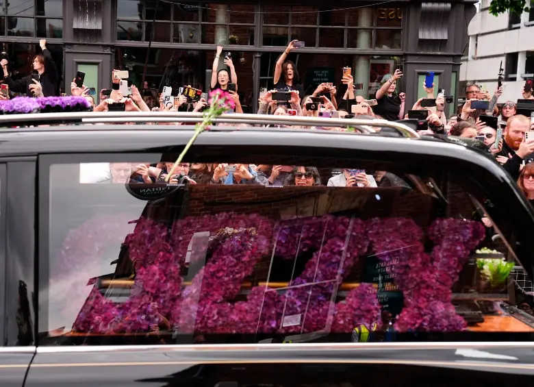 El ataúd de Ozzy Osbourne fue trasladado en un coche fúnebre coronado por un gran arreglo floral morado en forma de cruz. FOTO Getty