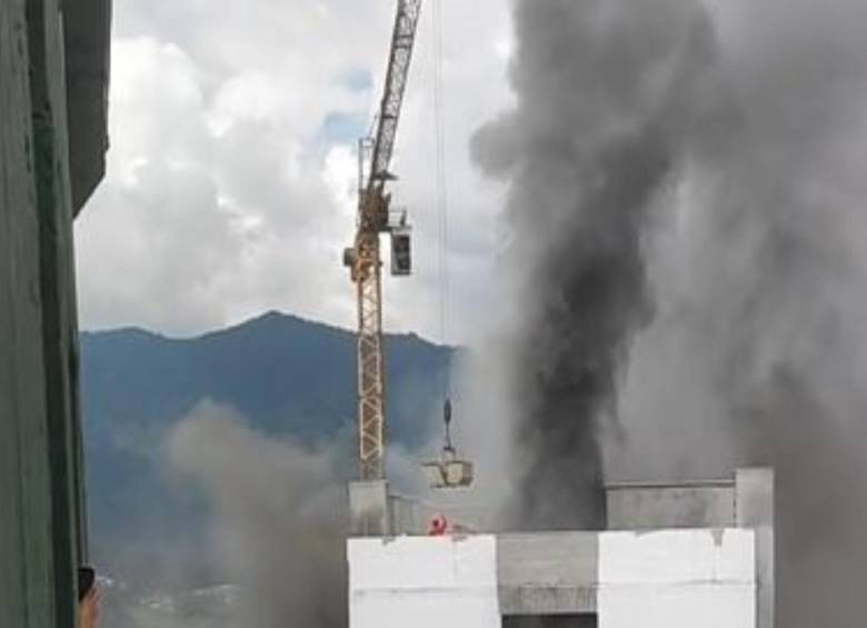 Momento del rescate del obrero en el incendio ocurrido en Caldas. FOTO: Tomada de redes sociales