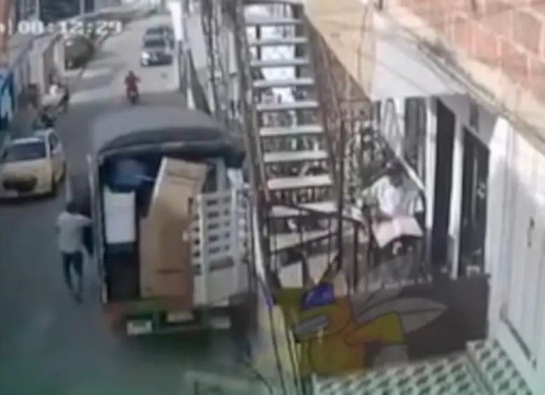 El momento en el que William Parra intenta subirse a su camión para detenerlo. FOTO: Captura de video