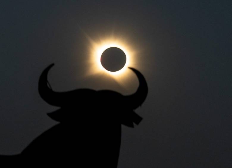 En Colmenar Viejo, en las afueras de Madrid, la temperatura bajó y la luz se hizo más tenue cuando la Luna cubrió completamente el Sol. FOTO GETTY
