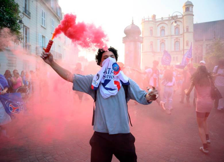 Miles de aficionados del PSG salieron a las calles de París y otras ciudades francesas para celebrar la conquista de la Liga de Campeones. FOTO: GETTY