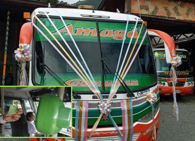 Adelante, uso de la tarjeta cívica dentro de un bus. Atrás, uno de los buses de la empresa Coomutran que realizaría la ruta. Foto: Manuel Saldarriaga Quintero y Cortesía.