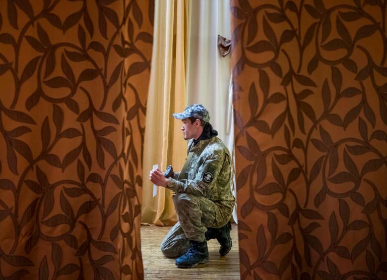Un joven voluntario ucraniano recibe instrucción en un campo de entrenamiento en las inmediaciones de Kiev. FOTO: EFE.