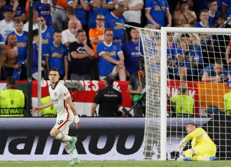 Rafael Santos Borré anotó el gol del empate y la última anotación en la definición desde el punto penal. FOTO EFE