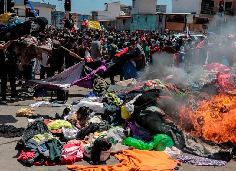 Alrededor de 3.500 migrantes —según algunos vecinos— se encuentran varados en las calles de Iquique, gran parte de ellos luego de haber ingresado a Chile por pasos no habilitados en la frontera y cruzar la ruta hacia la costa. Fotos: EFE