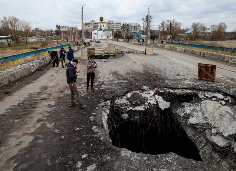 Este lunes se lograron imágenes como esta en la ciudad ucraniana de Makarov, donde Rusia ordenó un duro ataque con misiles que dejó más de 120 civiles asesinados. FOTO Getty