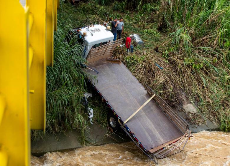 Fueron tres horas de angustia las que vivieron dos hombres que, en la madrugada de ayer, cayeron en un camión al río Medellín, en el puente para tomar la variante de Caldas FOTO carlos velásquez 