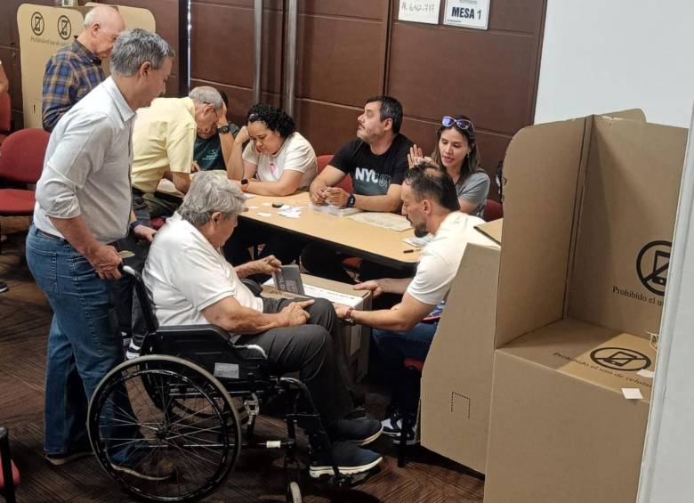 Un ciudadano en silla de ruedas llega al puesto de votación de San Diego, en Medellín, pese a que este fue trasladado al piso 11 de un edificio con pocos ascensores y difícil acceso. Foto: EL COLOMBIANO