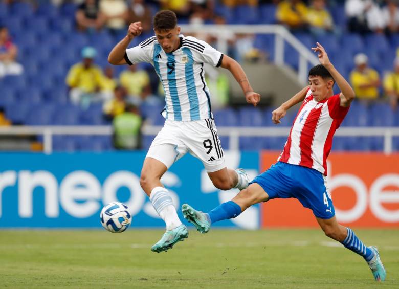 Argentina se vio sorprendida en el Sudamericano ante la eficacia y orden defensivo de Paraguay. Alejo Véliz (9), espera ser desequilibrante y efectivo ante Brasil. FOTO EFE