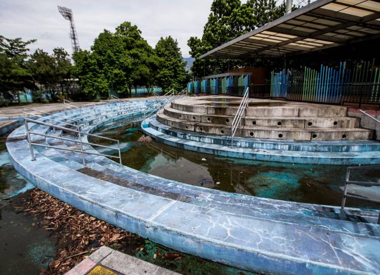 Así luce hoy uno de los escenarios abandonados de la Unidad Deportiva Atanasio Girardot. FOTO: Julio César Herrera.