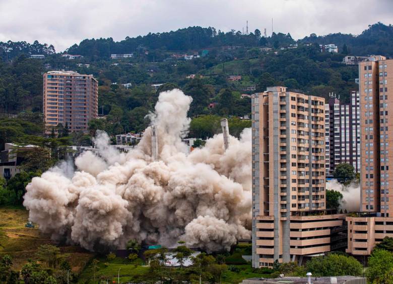 La nube de polvo provocada por la implosión se disipó con ayuda de los Bomberos Medellín. FOTO carlos velásquez