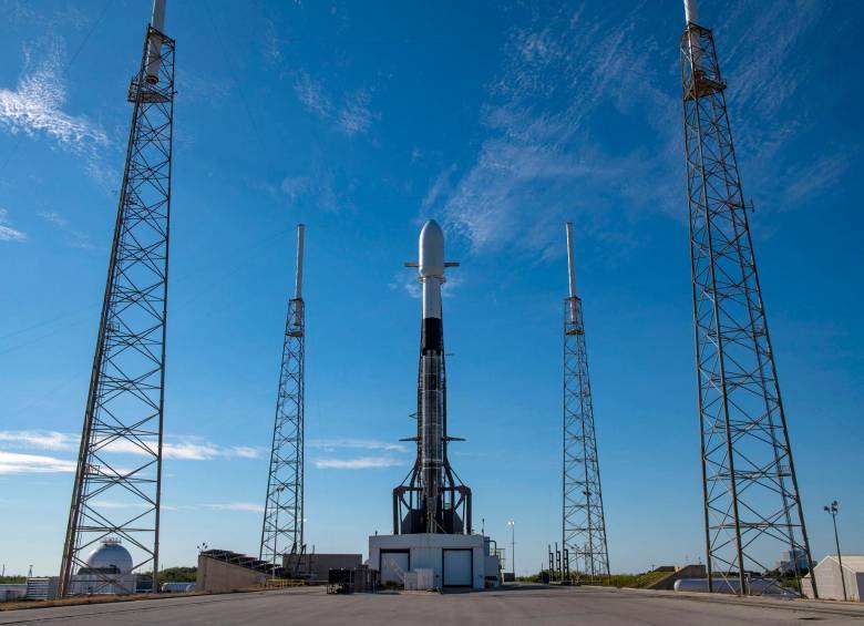 Desde Cabo Cañaveral, en Florida, fue lanzado el cohete que llevaba los satélites y las cenizas. FOTO Twitter SpaceX 